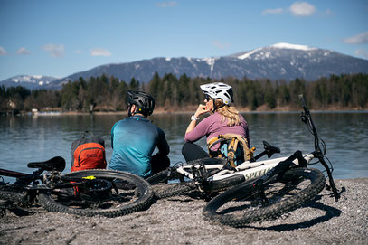 Ein Paar am See mit Specialized e-Mountainbikes