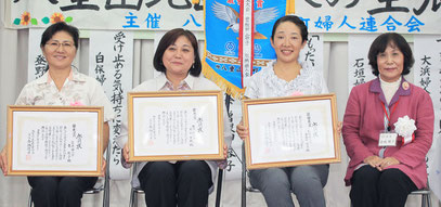 (右2人目から)最優秀賞の曽根田さん、優秀賞の友利さん、東さん=17日午後、大川公民館