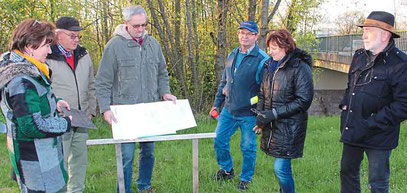 An der Brücke über die Staatsstraße gabelt sich der Weg in den Weg der Heiligen und den Weg der Engel.