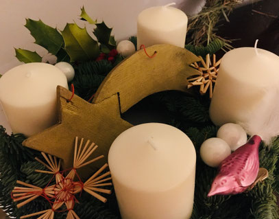 Den Adventskranz hat dieses Jahr unser Großer selbst gebastelt.
