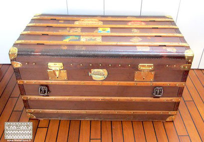 Moynat mail trunk with 2 locks - Serie E Straps and double locks trunk Numerous hotel labels during his travels.