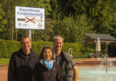 Die Schilder sind montiert: (v.l.) Ralf Wallau (Vorsitzender des Freibad-Fördervereins), Sibylle Strobel (Vorsitzende des Kinderschutzbunds Murrhardt) und Michael Schünzel (Betriebsleiter der Stadtwerke Murrhardt)