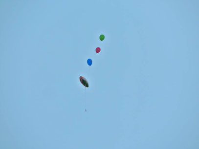 bunte luftbalons im flug, blauer himmel