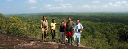 randonnée découverte de la nature sur un inselberg en guyane