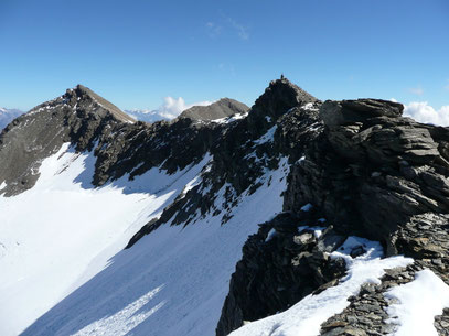 Vorne die Plattenspitze und links die Schildspitze mit Verbindungsgrat