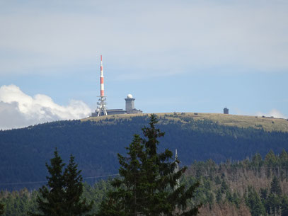 Der kahle Gipfel des Brockens mit seinen charakteristischen Gebäuden