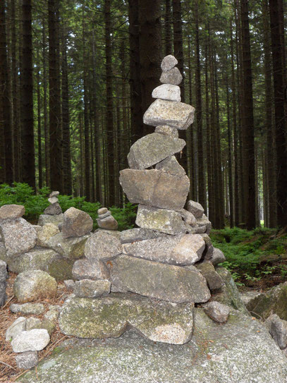 Aufeinandergetürmte Steine im Harz stehen für Balance