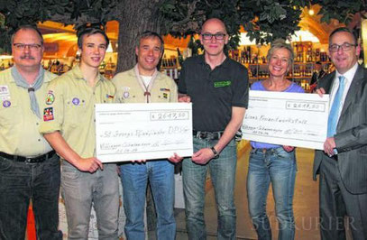 Für den Jugendzeltplatz der St. Georgs-Pfadfinder nehmen Christoph Mittermeier (von links), Henrik und Dirk Hausmann 2.617,50 Euro in Empfang. Bild: Fein