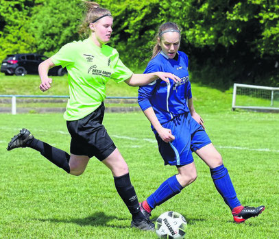 Wegbereiterin: Lena Eckhardt (Viktoria), hier angegriffen von der Darmstädterin Vanessa Mrsic (r.), sorgte für eine frühe 2:0-Führung. FOTO: PRESSEBILDER HAHN 