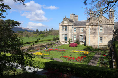 Muckross House mit bunt bepflanztem Garten ©My own Travel Rundreisen Irland