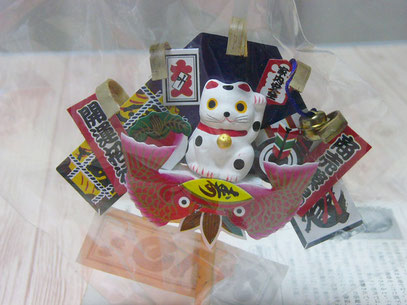 買ってきたミニ熊手。手のひらサイズです。(笑)