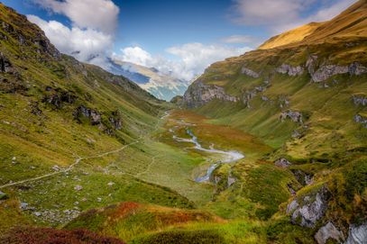 Blick zurück auf die Hochebene Riedboda kurz vor der Alp Tomül