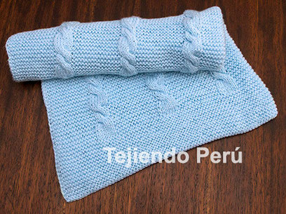 Pantalón y cobija con trenzas para bebés tejido en dos agujas o palitos 