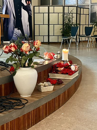 Blumen und Kerzen auf den Altarstufen