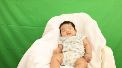 子供、赤ちゃん、生後二か月、寝ている、寝る、グリーンバック、写真フリー素材　child, baby, two months old, sleeping, sleeping, green background,