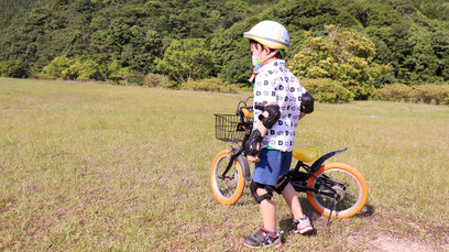 子供、晴れ、公園、山、ピクニック、自転車、練習、写真フリー素材 children, sunny, parks, mountains, picnics, bicycles, practice,