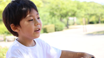 子供、公園、木陰、暑い日、夏、写真フリー素材 Children, parks, shade, hot days, summer,