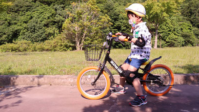 子供、晴れ、公園、山、ピクニック、自転車、練習、写真フリー素材　children, sunny, parks, mountains, picnics, bicycles, practice,