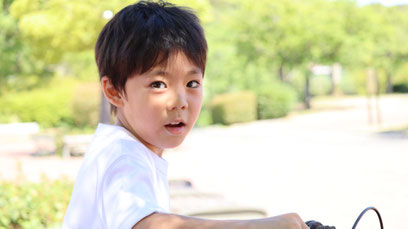 子供、公園、木陰、暑い日、夏、写真フリー素材　Children, parks, shade, hot days, summer,