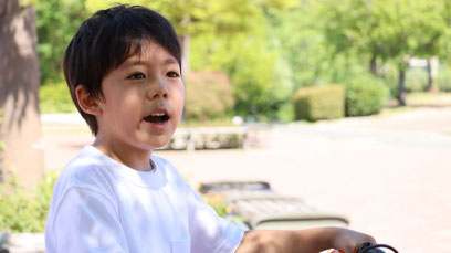 子供、公園、木陰、暑い日、夏、写真フリー素材　Children, parks, shade, hot days, summer,