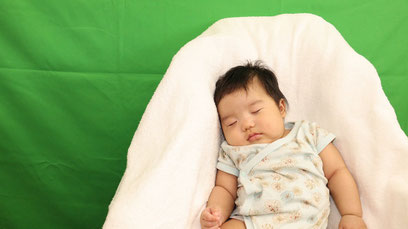 子供、赤ちゃん、生後二か月、寝ている、寝る、グリーンバック、写真フリー素材　child, baby, two months old, sleeping, sleeping, green background,