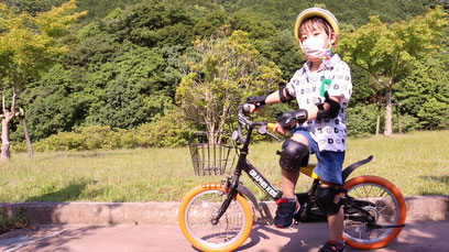 子供、晴れ、公園、山、ピクニック、自転車、練習、写真フリー素材　children, sunny, parks, mountains, picnics, bicycles, practice,