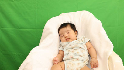 子供、赤ちゃん、生後二か月、寝ている、寝る、グリーンバック、写真フリー素材　child, baby, two months old, sleeping, sleeping, green background,