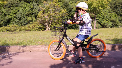 子供、晴れ、公園、山、ピクニック、自転車、練習、写真フリー素材　children, sunny, parks, mountains, picnics, bicycles, practice,