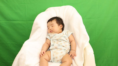 子供、赤ちゃん、生後二か月、寝ている、寝る、グリーンバック、写真フリー素材　child, baby, two months old, sleeping, sleeping, green background,