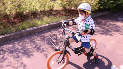 子供、晴れ、公園、山、ピクニック、自転車、練習、写真フリー素材　children, sunny, parks, mountains, picnics, bicycles, practice,