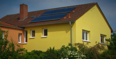 Sonnenenergie vom Dach - hier unsere Vakuum-Solarkollektoren - unterstütztz das Energie-Management unsers Ferienhofes. Foto: Klaus Kochendörfer