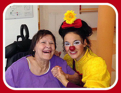 In Pflegeheimen, Seniorenheimen, Altenheimen, in Demenzstationen - überall dort wo alte Menschen in Einrichtungen leben, kommt die therapeutische Geriatrie-Clownin gerne zu Besuch