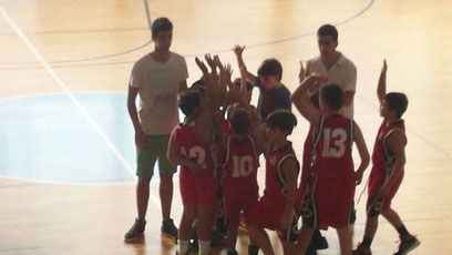 El pre-mini masculí, fent el crit de guerra al difícil partit que els va enfrontar al CB Hospitalet.