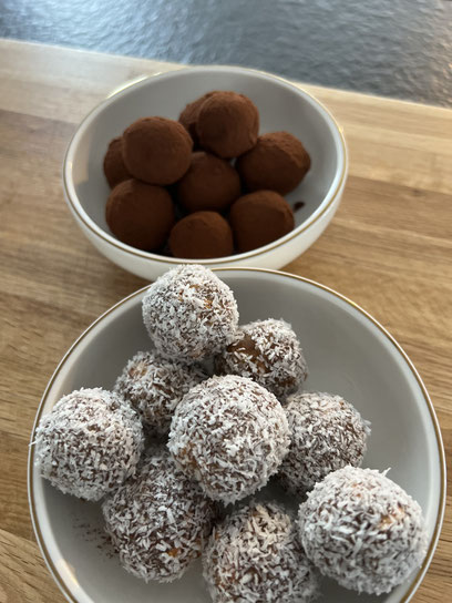 Dattel-Balls aus pürierten Datteln, Nüssen und Gewürzen, als süsser Snack im ayurvedischen Kontext beschrieben, energiereich und natürlich süss.