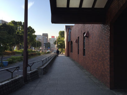 2．駅出口を右側に駅に沿って歩道を進みます。