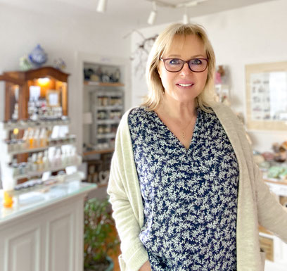 Möchtest du eintauchen in die Welt der natürlichen Schönheitspflege?  In der charmanten Kleinstadt Butzbach in Hessen,  stelle ich mit viel Sorgfalt und Liebe zum Detail, hochwertige und handgemachte Naturseifen sowie handgerührte Naturkosmetik her.    