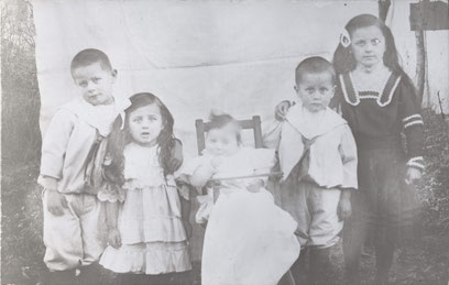 Fünf Kinder der Familie Brogli, "s Vidale". Vlnr.: Jakob, Anni, Sepp (*1911), Karl, Marie (Foto: Otto Tiefenbacher, Ramiswil SO; 1912)