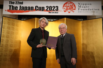 日本マジックファンデーション主催のThe Japan Cup 2023にて「ベスト・クロースアップ・マジシャン」を受賞したRYUHEI