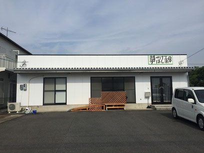 　外観　　　右奥には　市民の森公園があります。