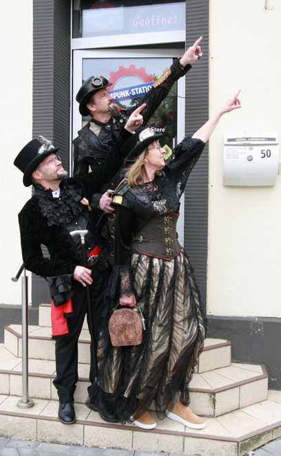 Steampunk-Community und Kundengruppe vor dem Concept Store Steampunk-Station in Bochum