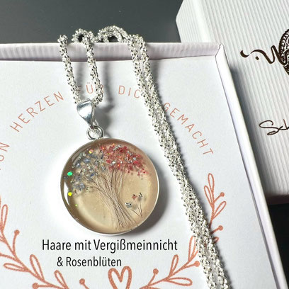 Anhänger mit Haaren eines Verstorbenen als Baum und Vergissmeinnicht Blüten