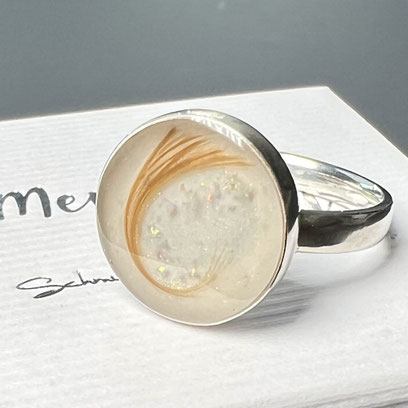 Erste Haarlocke in einem Ring aus Silber verewigt
