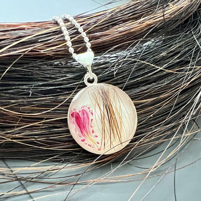 Kette mit Pferdehaar aus 925 Silber mit einem Herz aus Blüten