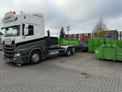 Mietcontainer mit LKW