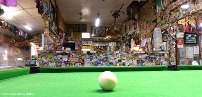 Pause billard dans le Bush, Daly Waters pub, photo non libre de droits