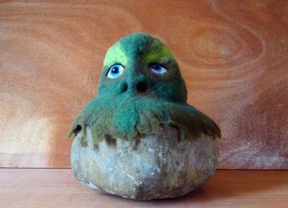 Sans titre, feutre de laine et galet, dim. 30 cm x 26 cm x 34 cm, 2025