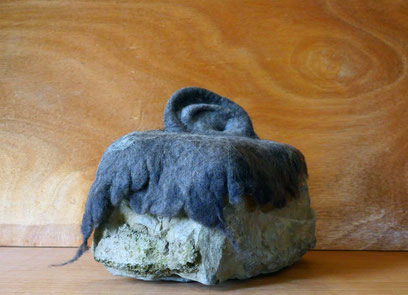 Sans titre, feutre de laine et galet, dim. 24 cm x 22 cm x 35 cm, 2025