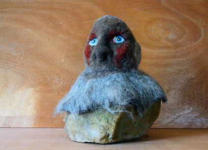 Sans titre, feutre de laine et galet, dim. 32 cm x 24 cm x 29 cm, 2025