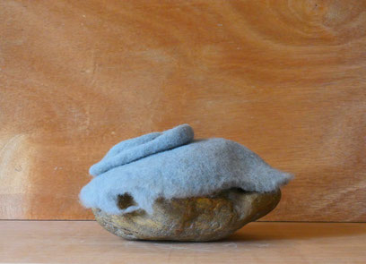 Sans titre, feutre de laine et galet, dim. 14,50 cm x 13 cm x 25 cm, 2025