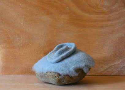 Sans titre, feutre de laine et galet, dim. 14,50 cm x 13 cm x 25 cm, 2025